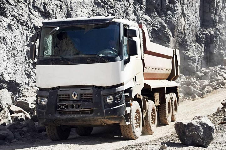 Camión RENAULT TRUCKS blanco trabajando en una mina o cantera