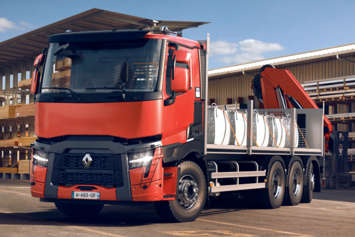 Camión RENAULT TRUCKS C color rojo para transporte de pallets cargando en almacén